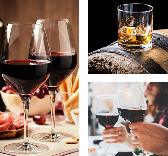 Plusieurs photos : deux verres de vins rouges ; deux personnes trinquent ; un verre de whisky posé sur un tonneau